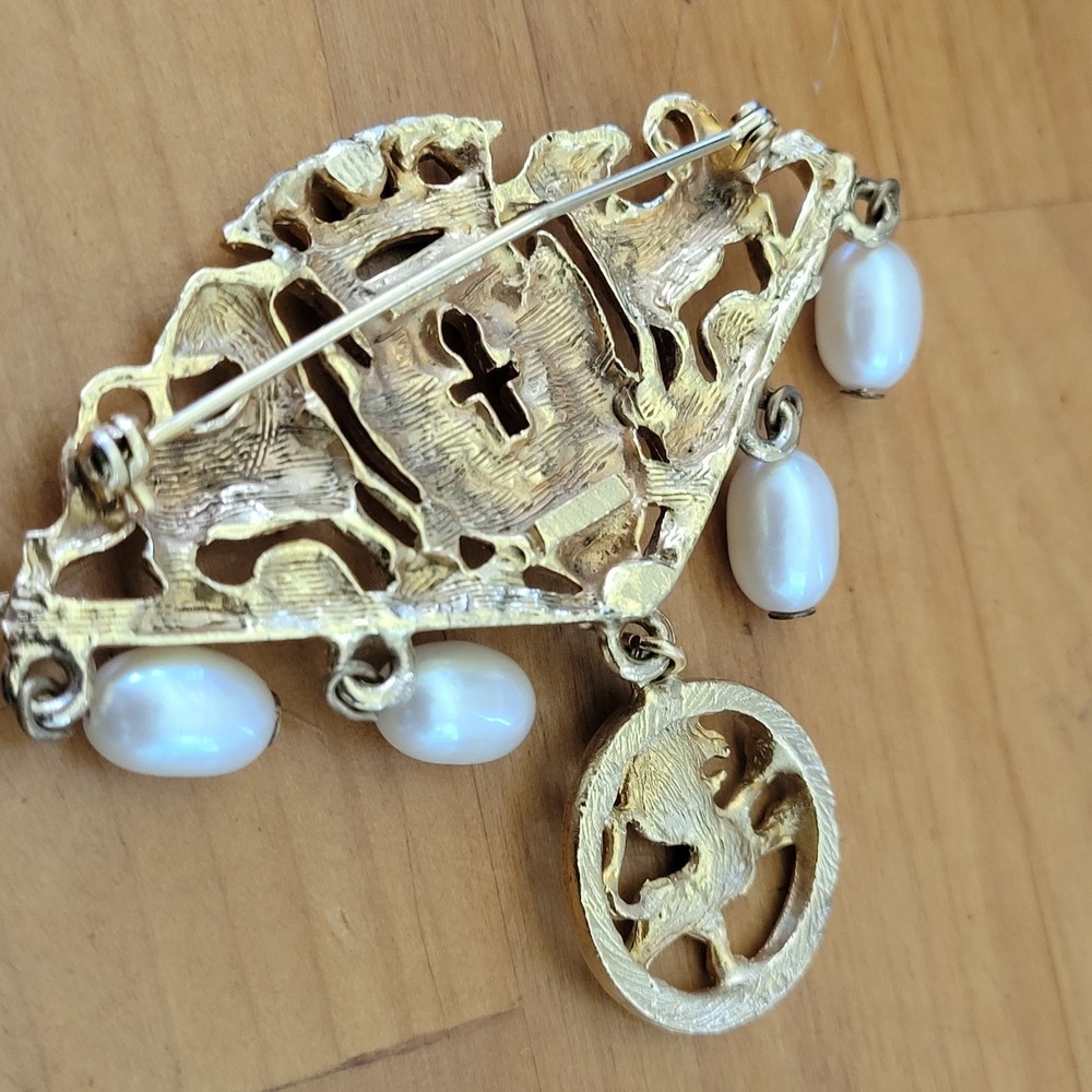 Vintage Heraldic Crest Lion Goat Faux Pearl Dangle Brooch Gold Tone - Picture 6 of 7